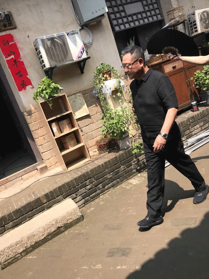 范伟、陈数惊艳现身影视城，引游客围观