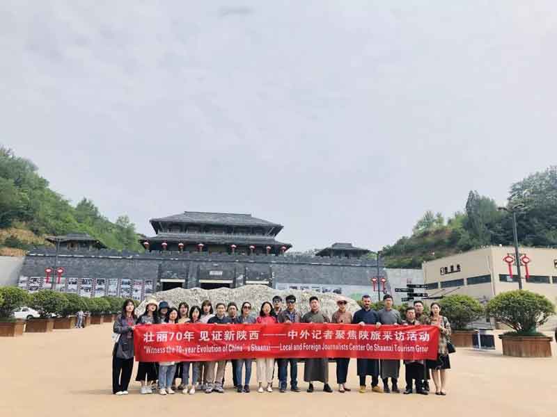 【外媒看陕西·陕旅集团】
白鹿原影视城实景演出《二虎守长安》勇担“演艺先锋”
中外记者共享视听盛宴