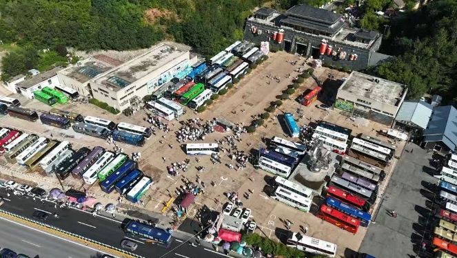 万人共游 再攀高峰｜白鹿原影视城今天迎来暑期万人团 盛况空前
